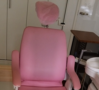 古くなった椅子の画像