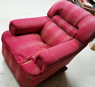 古くなった椅子の画像