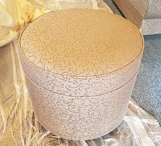 古くなった椅子の画像