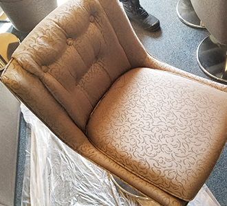 古くなった椅子の画像