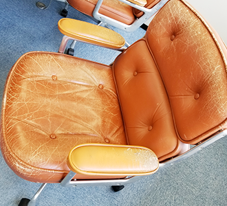 古くなった椅子の画像