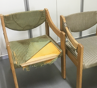 古くなった椅子の画像