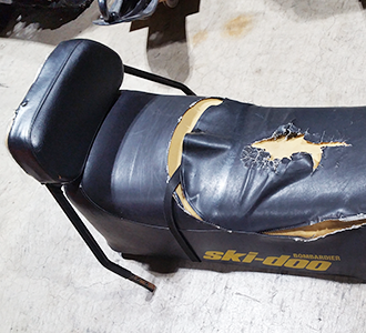 古くなった椅子の画像